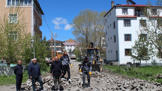 Hanak ilçesinde kilit parke çalışmaları başladı