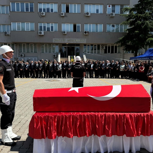 Şehit polis memurunun babaevine Türk bayrağı asıldı (2)