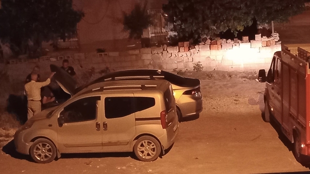 Araç motoruna giren kedi kurtarıldı