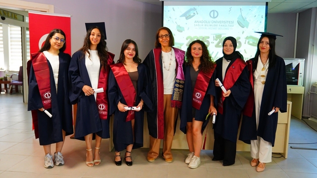 Sosyal Hizmet Bölümü öğrencileri mesleki yeminlerini ederek mezun oldu