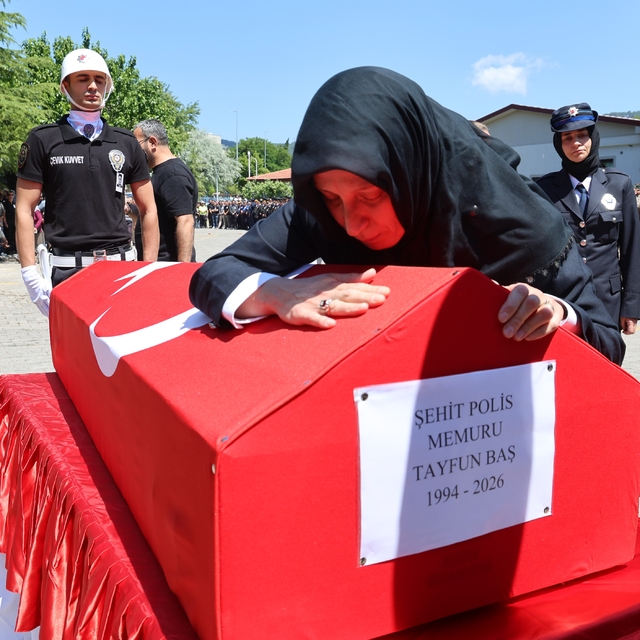 Şehit polise eşinden yürekleri dağlayan veda