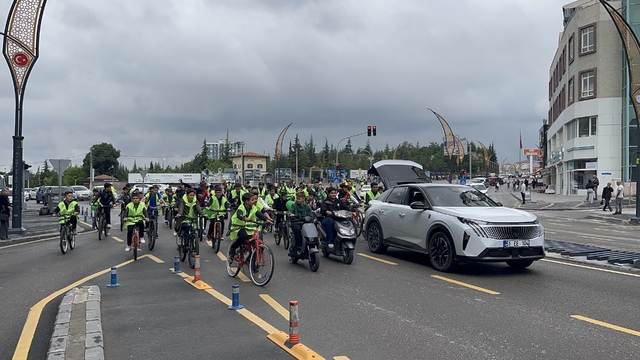Niğde'de yüzlerce bisiklet tutkunu sağlıklı yaşam için pedal çevirdi
