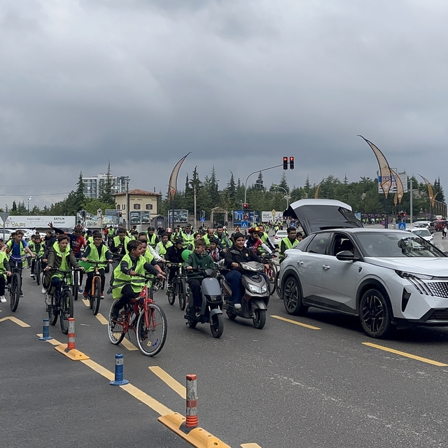 Niğde'de yüzlerce bisiklet tutkunu sağlıklı yaşam için pedal çevirdi