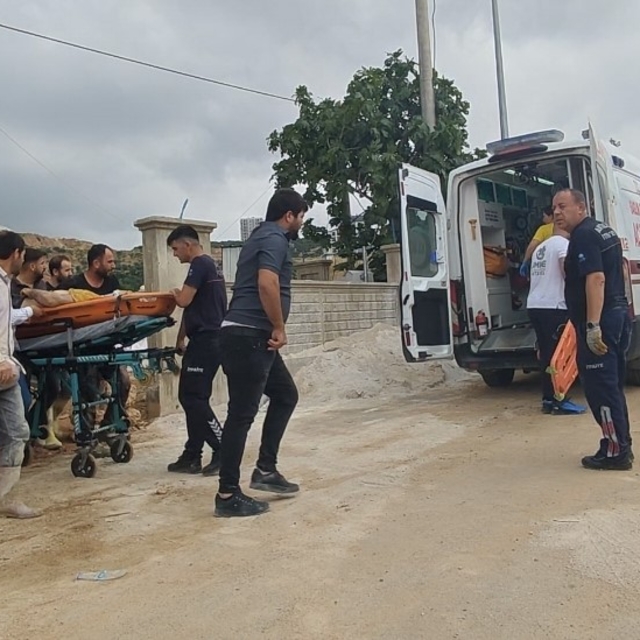 Asansör boşluğuna düşen müteahhit yaralandı