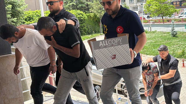 Otomobilin vites körüğünde uyuşturucu sevkiyatı; 2 tutuklama