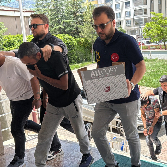 Otomobilin vites körüğünde uyuşturucu sevkiyatı; 2 tutuklama