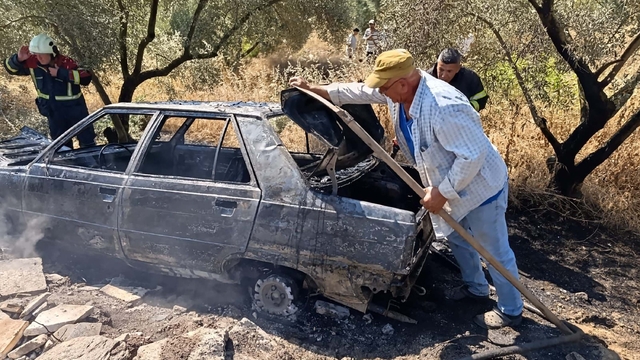 Yanan otomobilini uzaklaştırıp, alevlerin ormana sıçramasını önledi