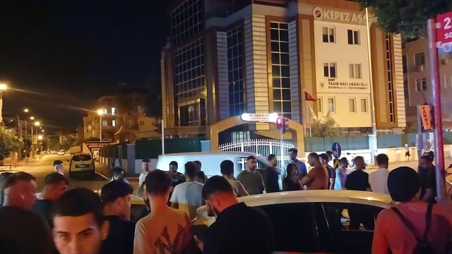 Antalya'da otomobiller kavşakta çarpıştı: 2 yaralı
Kazanın hemen sonrası kask kamerasına yansıdı