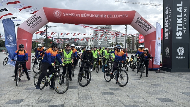 Samsun'da milli maç sonrası sağlıklı yaşam için pedal çevirdiler
