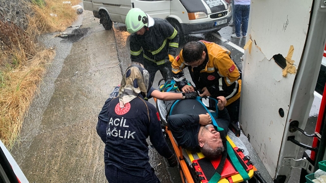 Kazazedelere yardım etmek için duranların minibüsüne otomobil çarptı: 2'si çocuk, 7 yaralı