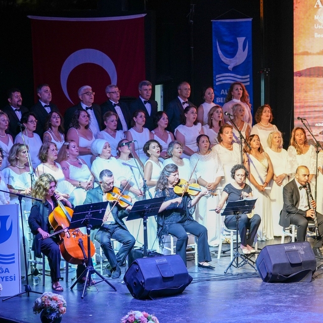 Yağmura rağmen büyük ilgi: ASEV Türk Sanat Müziği Korosu'ndan İstanbul şark...