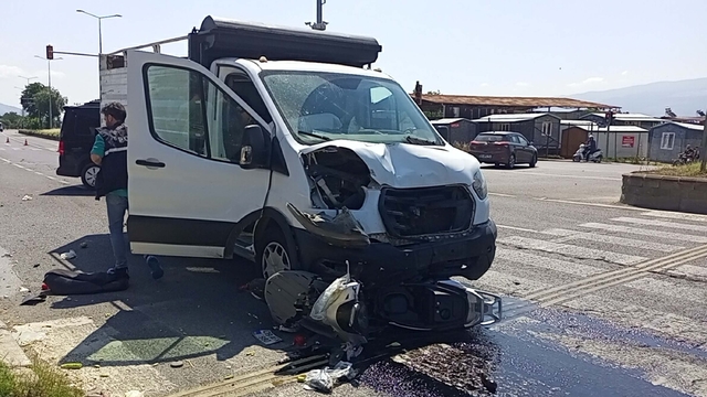 Kamyonet ile motosikletin çarpıştığı kazada 2 kardeş yaralandı
