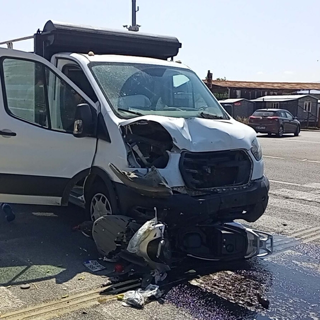 Kamyonet ile motosikletin çarpıştığı kazada 2 kardeş yaralandı