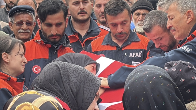 Eşi tabutuna son kez sarıldı, babası namazını kıldırdı: AFAD personeline hüzünlü veda
Cenaze namazını kıldıran acılı baba: "Allah'tan gelen her şeye razı olmayı kabul ediyoruz"
AFAD personelinin eşi: "Seninle gurur duyuyorum, inşallah biz de o mertebeye erişiriz"