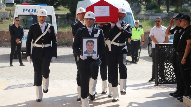 Şehit polis memurunun babaevine Türk bayrağı asıldı (3)