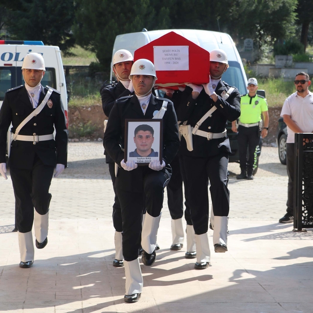 Şehit polis memurunun babaevine Türk bayrağı asıldı (3)