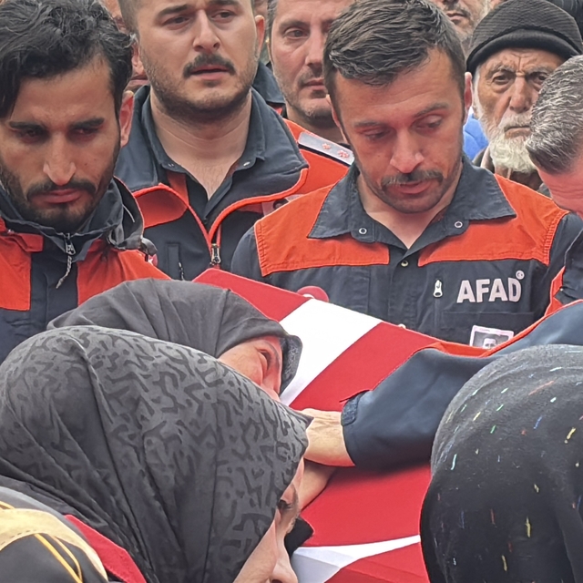 Eşi tabutuna son kez sarıldı, babası namazını kıldırdı: AFAD personeline hü...