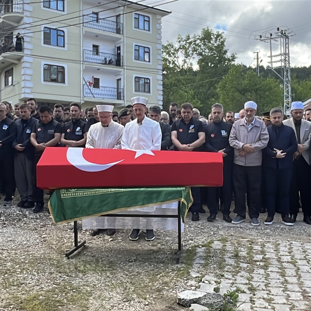 Yaşamını yitiren AFAD personelinin cenaze namazını babası kıldırdı