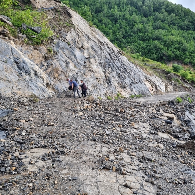 Heyelan nedeniyle kapanan köy yolunda vatandaşlar halatlarla karşıya geçti