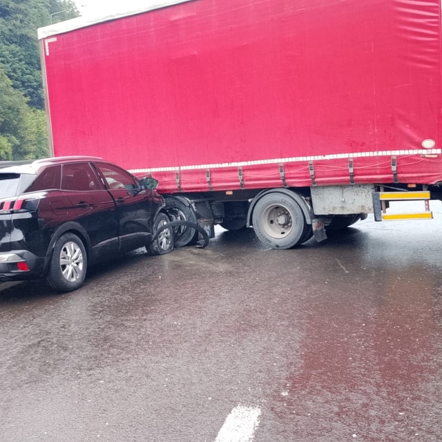 TIR'dan ayrılan dorseye çarpan otomobildeki 2 kişi yaralandı