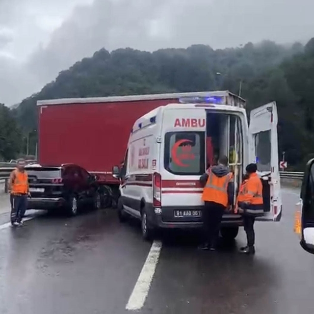 TEM Otoyolu'nda tırdan ayrılan dorseye otomobil çarptı: 2 yaralı