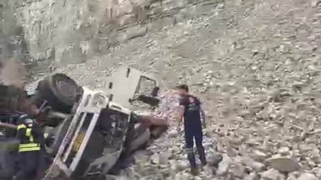 Erzurum'da feci kaza: Freni patlayan tırdan atlayan sürücü öldü, 2 kişi yaralandı