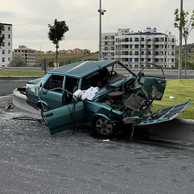 Kayseri'de otomobil refüje çarptı: 4 yaralı