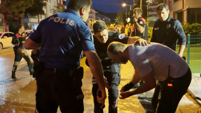 Öfkeli baba, kızını rahatsız eden gencin kulağını kesti: 1'i polis 2 yaralı
Kulağını kesip bıçağı boğazına dayadı, polis yaralanma pahasına genci kurtardı