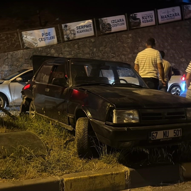 Otomobille çarpışan araç metrelerce sürüklendi