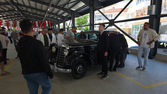 Nostalji otomobil tutkunları Düzce'de buluştu
1953 model otomobil büyük ilgi gördü