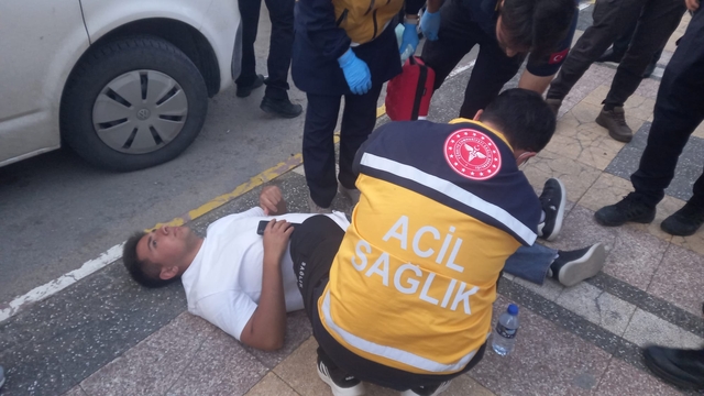 Kaldırımda yürürken, 'Neden yan baktın?' tartışmasında bıçakla yaralandı