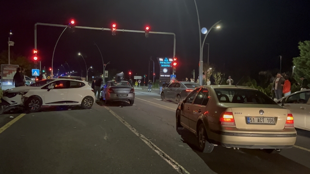Niğde'de 5 aracın karıştığı zincirleme kaza: 2 yaralı