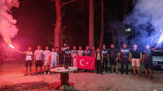 Jandarma ekiplerine kavga ihbarlı sürpriz kutlama
Mersin'in Bozyazı ilçesinde kavga ihbarına giden jandarma personeline meşaleli ve pastalı kutlama yapıldı