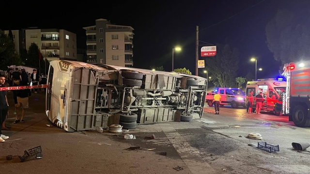 İzmir'de servis otobüsü ile otomobil çarpıştı: 4 yaralı