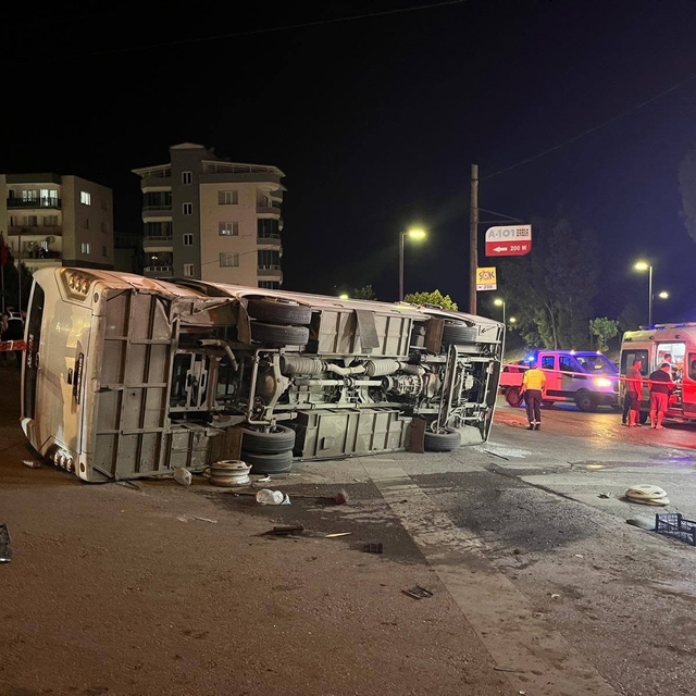 İzmir'de servis otobüsü ile otomobil çarpıştı: 4 yaralı