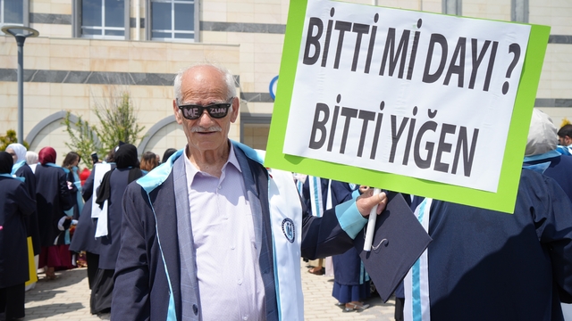 Bayburt'ta azmin hikâyesi: 71 yaşında başladığı üniversiteden 75 yaşında mezun oldu
