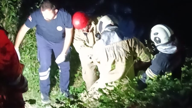 Tuvalet ihtiyacını gidermek isterken ırmağa düştü, itfaiye ekipleri kurtardı