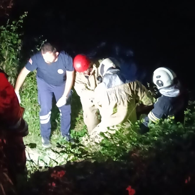 Tuvalet ihtiyacını gidermek isterken ırmağa düştü, itfaiye ekipleri kurtard...