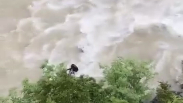 Artvin'de bir otomobil Çoruh Nehri'ne düştü; baba ile oğlu aranıyor