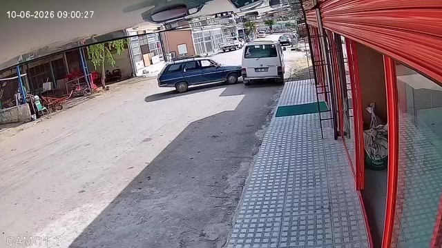 El freni çekilmeyen otomobil hareket edip minibüse çarptı: O anlar kamerada