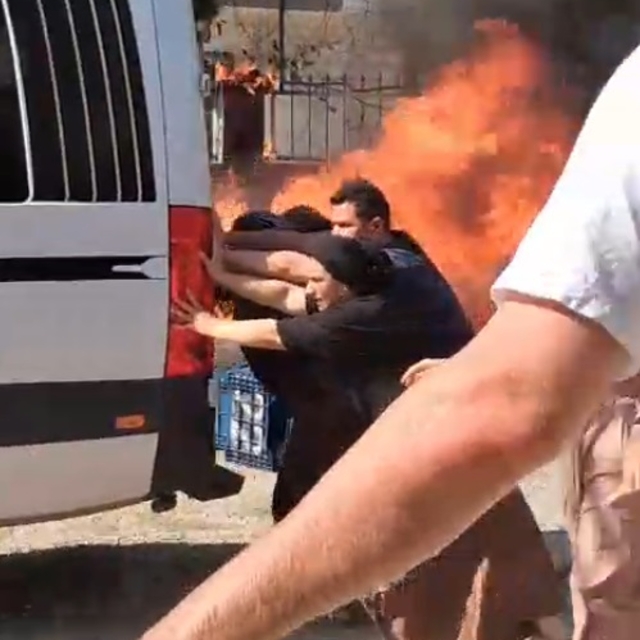 Mahalleli seferber oldu, minibüsü yanmaktan kurtardı