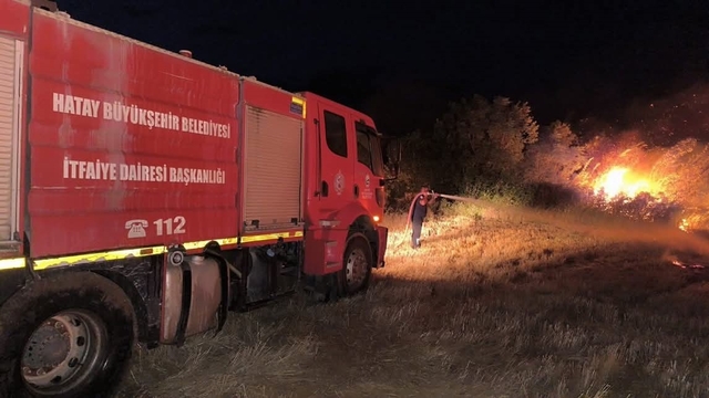Kırıkhan'da otluk alandan alevler yükseldi