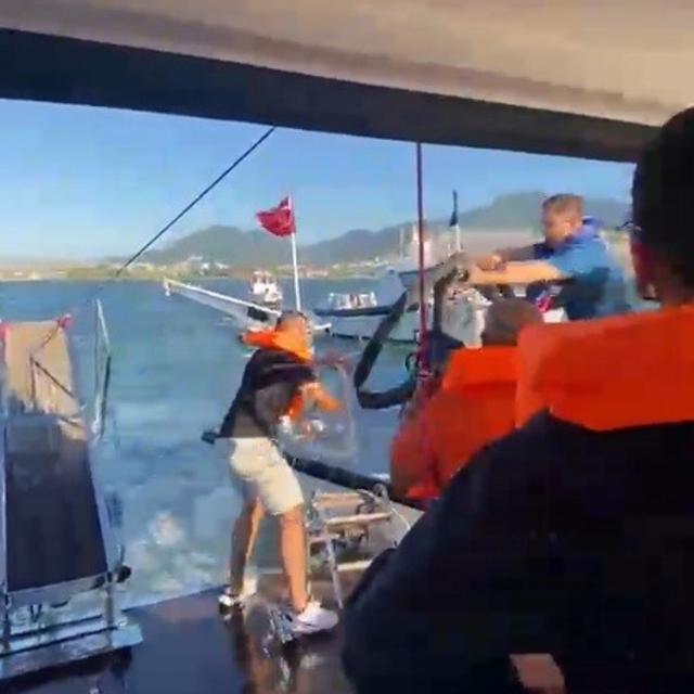 İzmir'de denizde korku dolu anlar: Su alan teknedeki 6 yolcu kurtarıldı
