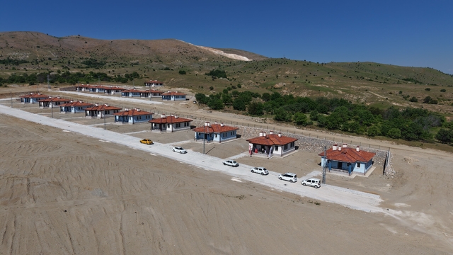 Elazığ'da 'Asrın inşasında' çalışmalar hız kesmeden sürüyor
Kent merkezinde 14 bin konut teslim edilmişti, kırsalda yapımı devam eden konutların teslim edilmesi için çalışmalar sürüyor