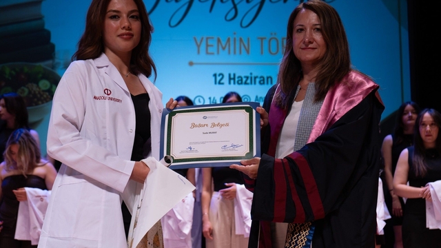 Beslenme ve Diyetetik Bölümü mezunları diyetisyenlik yemini etti