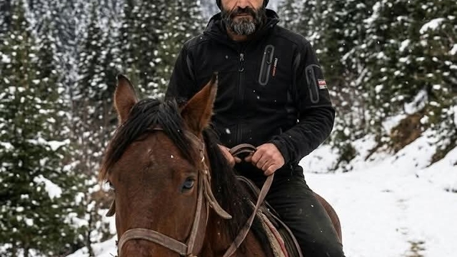 Çoruh Nehri'ne düşen otomobilde kaybolan baba-oğul aranıyor