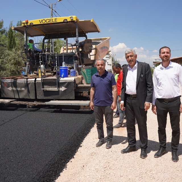 Kahta Belediyesi yılın ilk asfalt serimini gerçekleştirdi