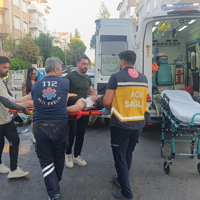 Otomobil ile çarpışan motosikletin sürücüsü yaralandı
Yerde acı içinde kala...