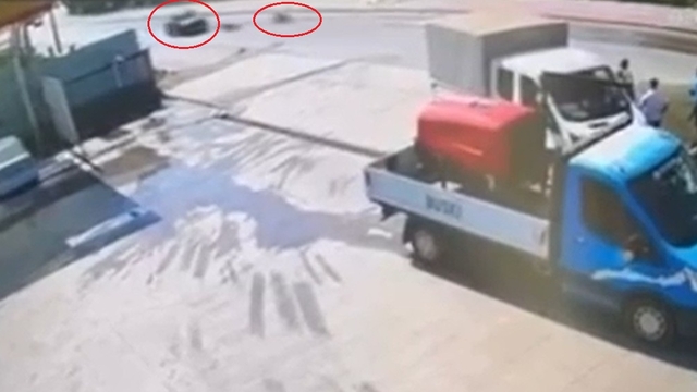 Devrilen motosikletin sürücüsü otomobilin altında kalmaktan son anda kurtuldu