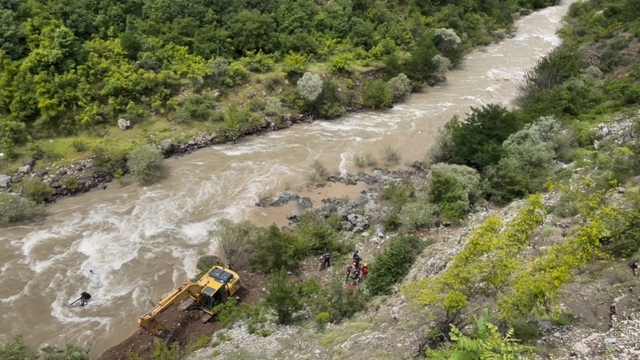 Artvin'de dereye düşen aracı sudan çıkartmak ve baba ile oğlunu bulmak için çalışmalar sürüyor